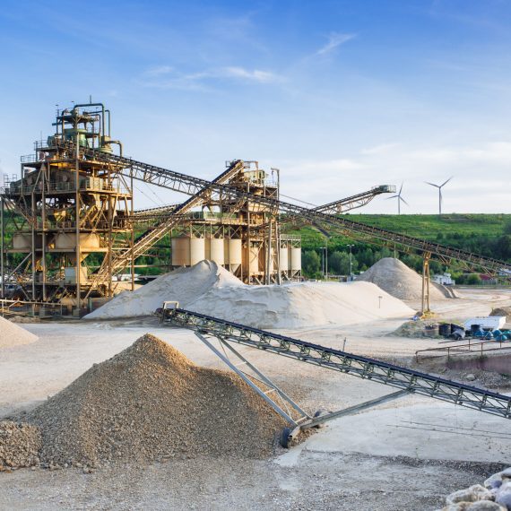 Maschinen in einem Kieswerk